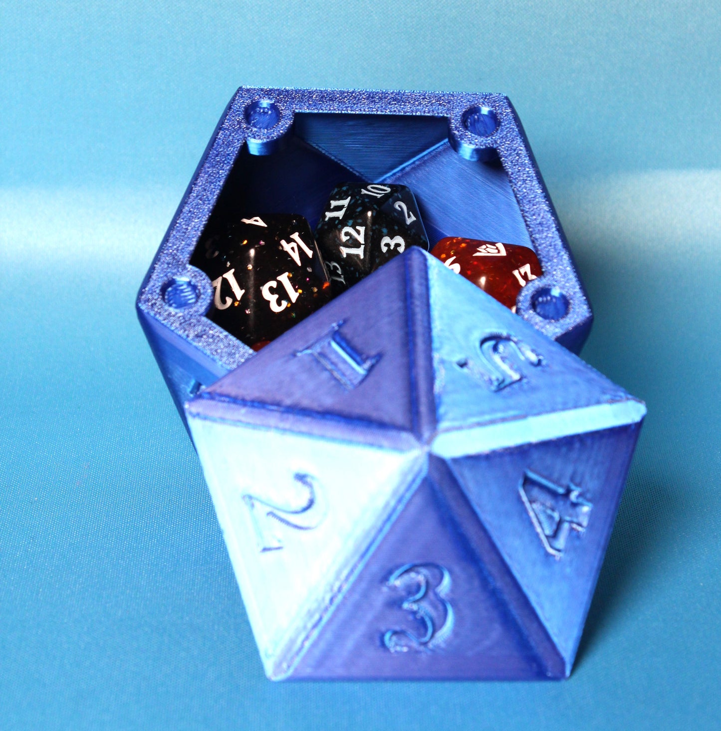 3D Printed D20 Shaped dice box with Magnetic Lid