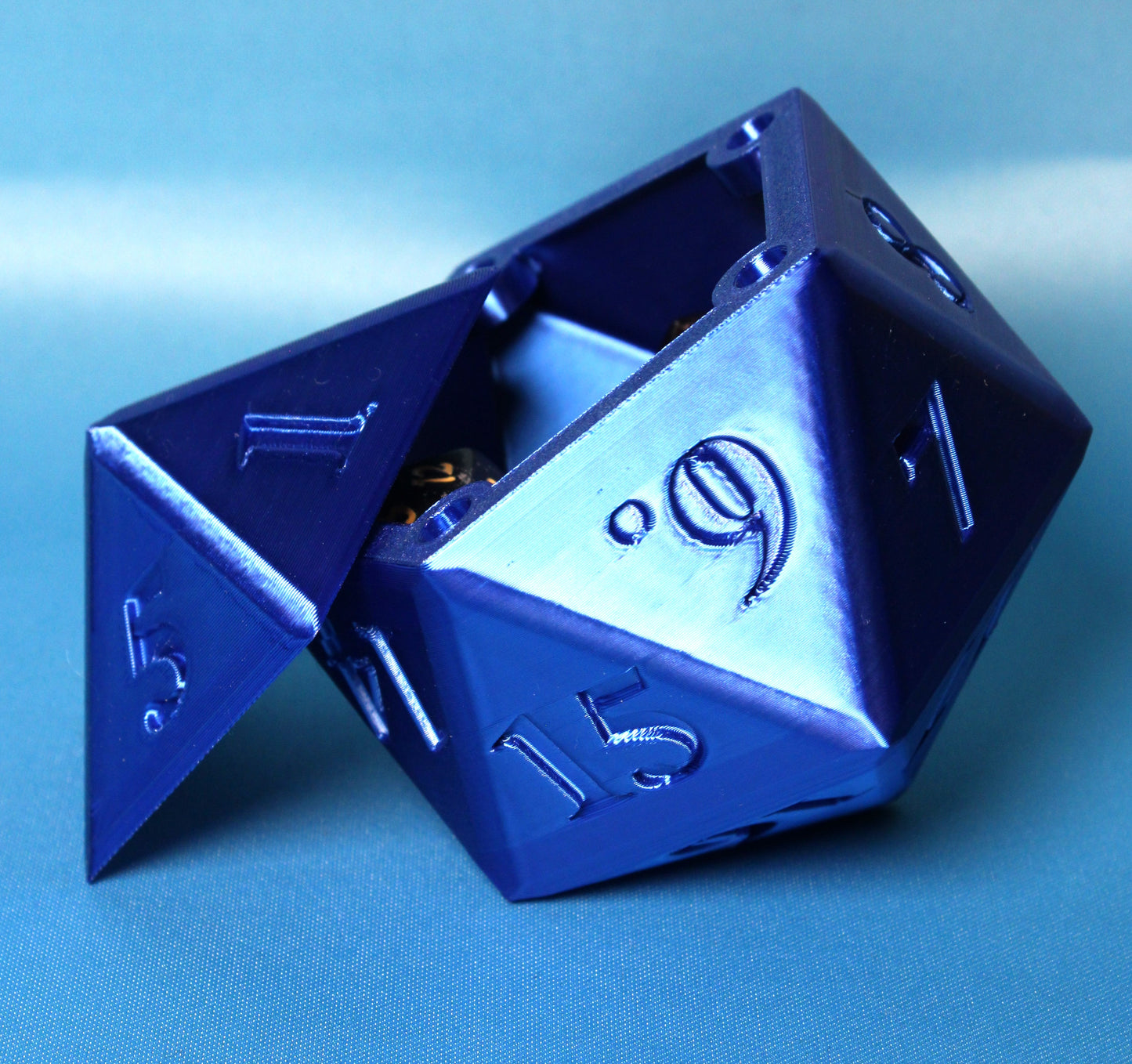 3D Printed D20 Shaped dice box with Magnetic Lid